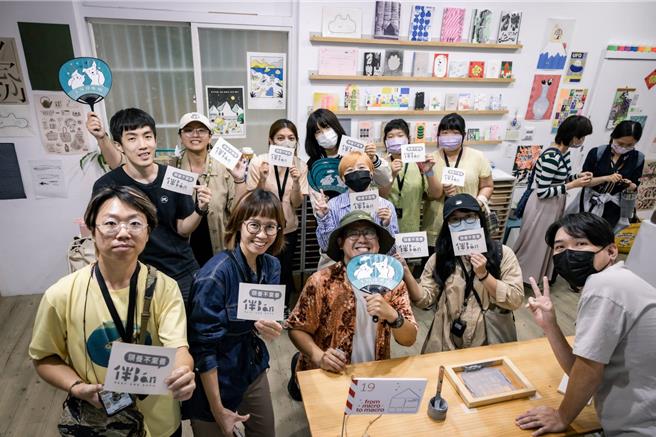 高雄市動保處呼籲，人與動物能彼此相遇成伴是很棒（bàn）的事！未來也希望融入「家」的概念，創造一個人與動物一起同住的質感生活。（高雄市動保處提供／林雅惠傳真）