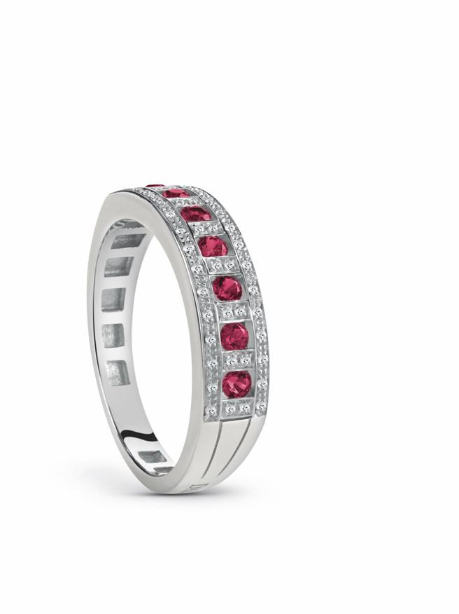 DAMIANI Belle Epoque 18K白金钻石与红宝石戒指，10万5000元（DAMIANI提供）