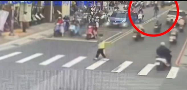 謝男下車不斷對後方的鄧男車輛叫罵。（新北市新莊警分局提供／呂健豪新北傳真）