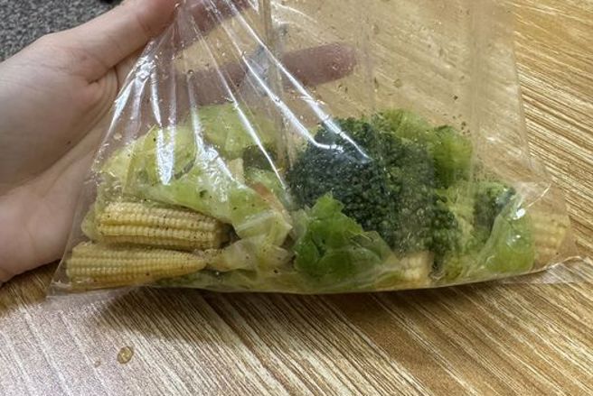 鹿港夜市滷味110元，份量少到引起網友討論。（圖／翻攝自爆廢公社）