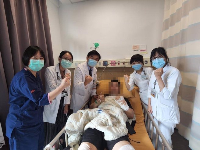 陳姓男子因車禍受多處傷，小港醫院職業醫學科與跨專業團隊共同照護。（翻攝照片／洪靖宜高雄傳真）