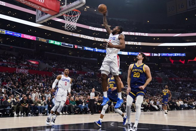 里欧纳德持球准备单手爆扣。(美联社)