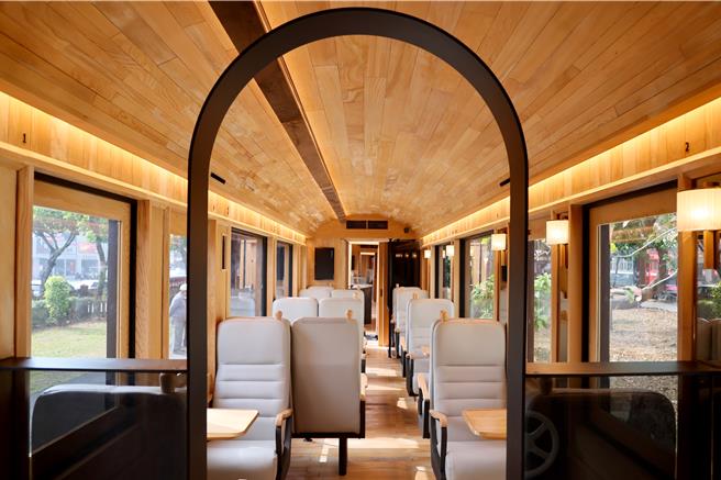 「福森号」灯光与木质内装的和谐美感。 （阿里山林铁及文资处提供／吴明翰摄／廖素慧嘉市传真）