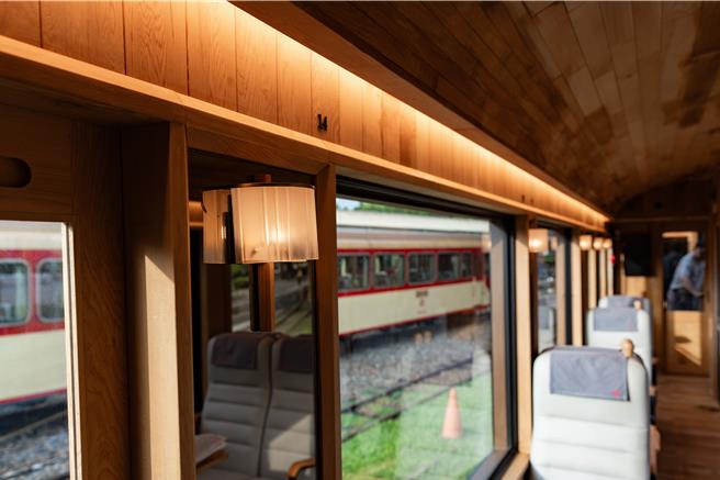 「福森号」间接照明、壁灯与饰板的相互衬托 。（阿里山林铁及文资处提供／蔡文淇摄／廖素慧嘉市传真）