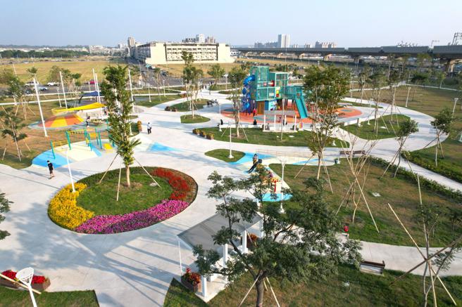 以机器人为发想的凤山区第77期公12公园。（图片来源：高雄市政府工务局提供）