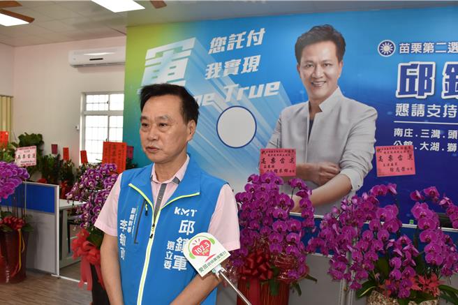 邱镇军竞选总部副总干事李敏政，15日下午召开记者会邀请对手曾玟学用客语辩论。（谢明俊摄）