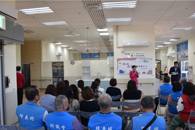苗栗市文山文圣日照中心15日上午揭牌启用，由士林灵粮堂社会福利协会承办。（谢明俊摄）