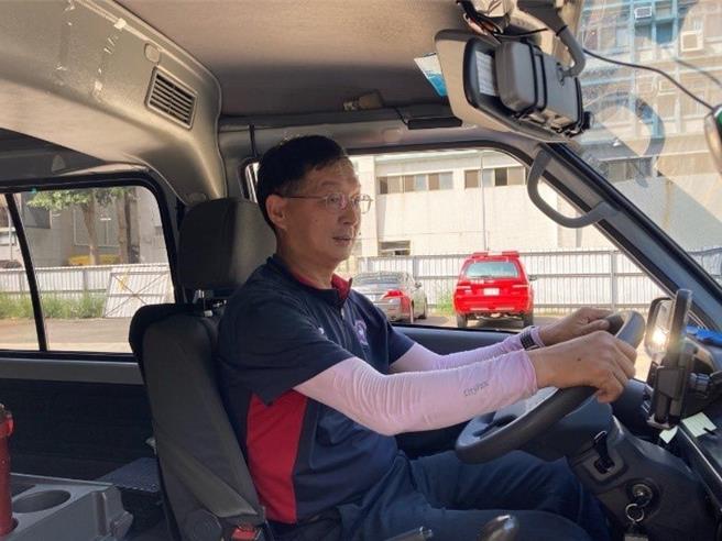 從企業高管退休的徐先生透過桃竹苗區銀髮人才資源中心協助後，順利轉職，目前擔任長照專車駕駛員。（桃竹苗區銀髮人才資源中心提供／邱立雅竹縣傳真）