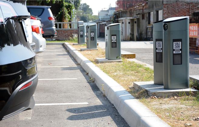 屏东市透过设置智慧停车柱，取代过去人工开单模式，未来预计将在市区规画500格位。（林和生摄）