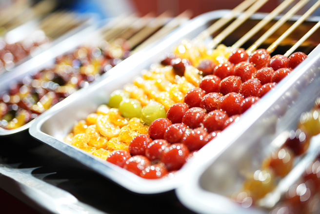 一名女网友逛市集发现糖葫芦一支竟然要120元，跑去卖场买材料回家自己做。（示意图／Shutterstock）