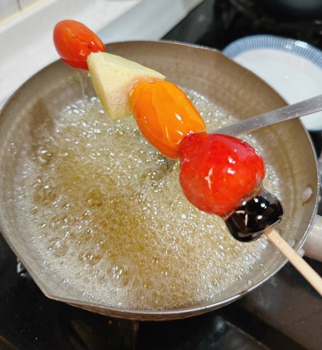 用汤匙捞糖水淋在水果上面。（网友授权提供）