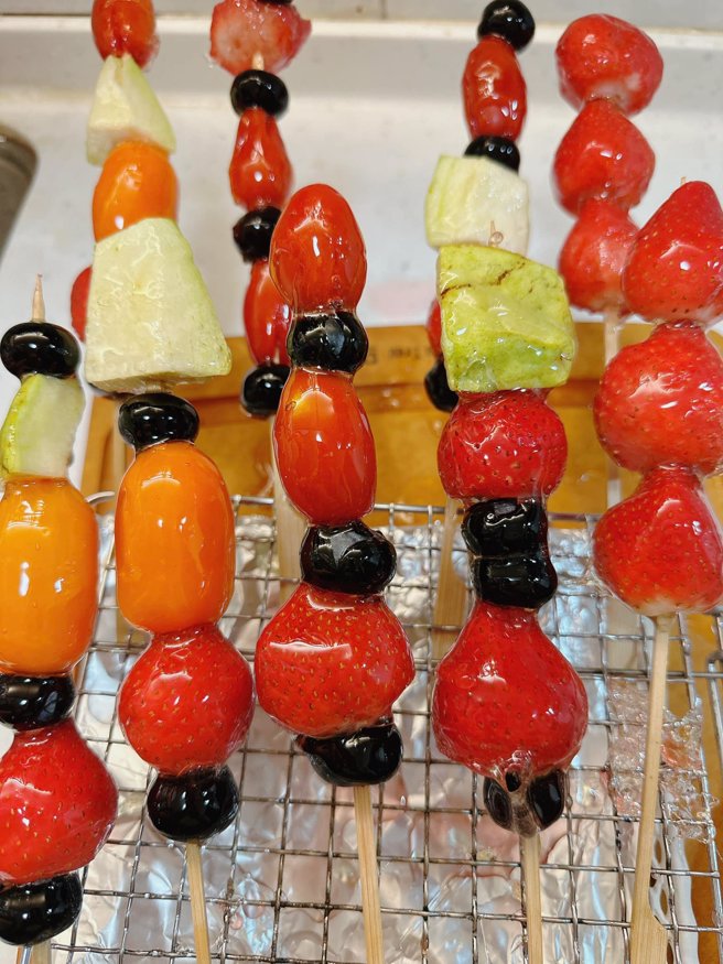 将沾完糖浆的糖葫芦立起来冷却就完成了。（网友授权提供）