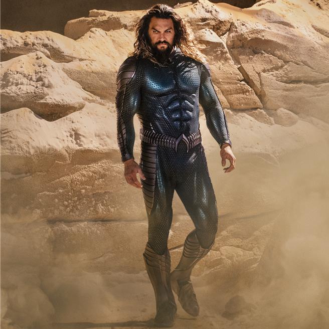 「水行侠」杰森摩莫亚在《水行侠 失落王国》中正式登上王座。（华纳兄弟提供）