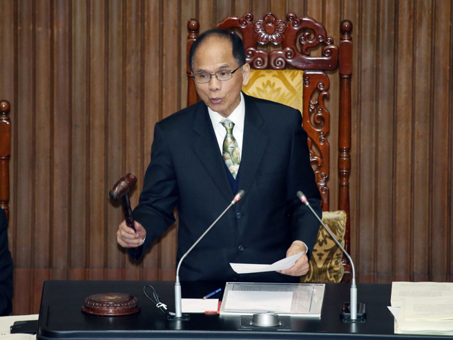 在院長游錫堃敲槌後，立法院15日院會三讀通過「運動產業發展條例增訂第24條之1條文草案」，重罰販售運動賽事門票的黃牛。（姚志平攝）