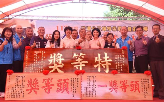 2023年全国冬季东方美人茶评鑑竞赛结果日前出炉，返乡青农曾郁芳、曾莉菁姐妹檔勇夺特等奖荣衔，15日在头份市日新茶园举行颁奖典礼。（苗栗县政府提供／谢明俊苗栗传真）