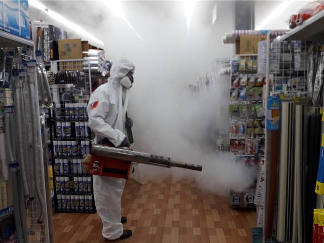 长达半年的登革热化学防治，16日起将有重大变革，针对单一确诊个案採半径50公尺户内气雾式杀虫剂（喷雾罐）防治，减少动员国军协助化喷。(台南市卫生局提供／曹婷婷台南传真)