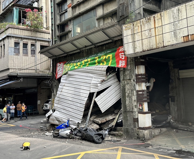 基隆市仁愛區愛一路今下午發生房屋塌陷事故。（圖 / 民眾提供）