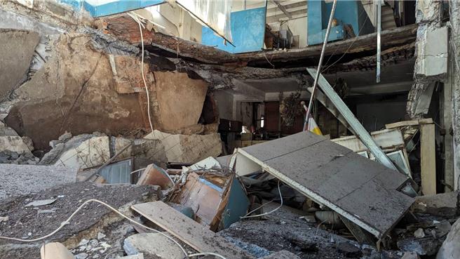 基隆市仁愛區愛一路2號，也就是基隆市警察局第一分後方空屋，於15日中午接近下午1時突然樓板崩塌，壓壞數輛停靠於該處機車，幸無人傷亡。圖為內部崩塌情形。（基隆市消防局提供／徐佑昇基隆傳真）