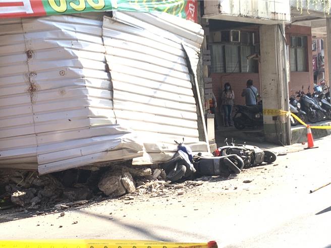 基隆市仁愛區愛一路2號，也就是基隆市警察局第一分後方空屋，於15日中午接近下午1時突然樓板崩塌，壓壞數輛停靠於該處機車，幸無人傷亡。（徐佑昇攝）