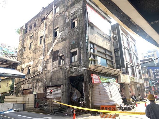 基隆市仁愛區愛一路2號，也就是基隆市警察局第一分後方空屋，於15日中午接近下午1時突然樓板崩塌，壓壞數輛停靠於該處機車，幸無人傷亡。該屋右方即為基隆市警察局第一分局。（徐佑昇攝）