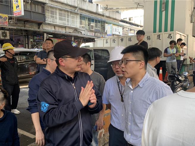 基隆市仁愛區愛一路2號，也就是基隆市警察局第一分後方空屋，於15日中午接近下午1時突然樓板崩塌，壓壞數輛停靠於該處機車，幸無人傷亡。基市府都發處長謝孝昆（右一）表示，應為2樓樓板鋼筋鏽蝕崩塌，要求立即拆除建物，並將依建築法開罰30萬元。（徐佑昇攝）