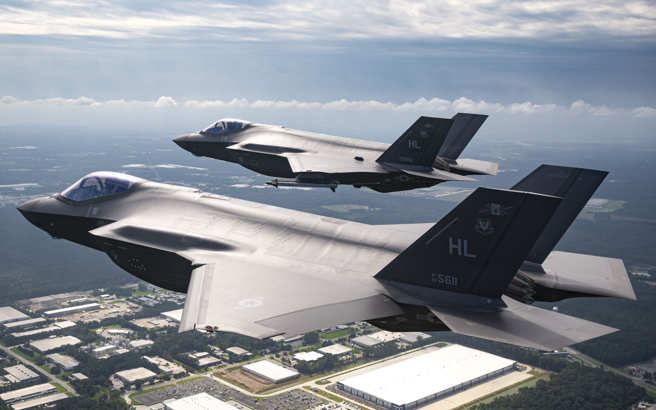 兩架美國空軍F-35隱形戰機飛返猶他州希爾空軍基地（Hill Air Force Base）的畫面。（美國空軍）