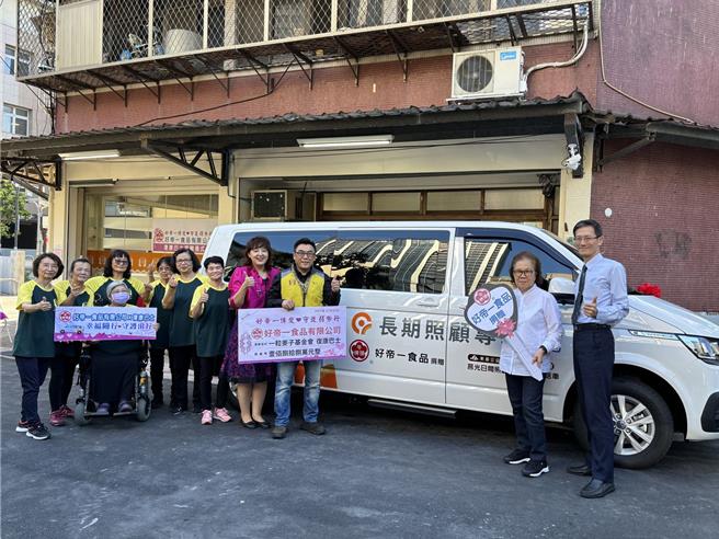 生產「牛頭牌沙茶醬」的好帝一食品有限公司今天捐贈一粒麥子基金會台北服務中心復康巴士。（一粒麥子基金會提供／林良齊台北傳真）