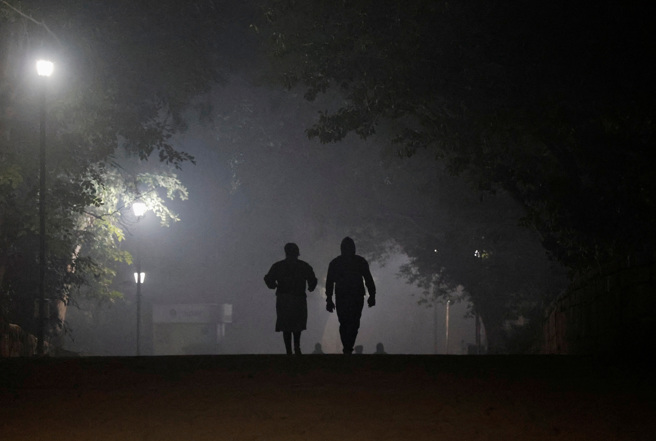 许多人印象中的印度就是热，但印度幅员广大，北部地区也有冬天，首都新德里今晨气温降至摄氏5度以下，写下今年入冬以来最低温。(图/ 路透社)