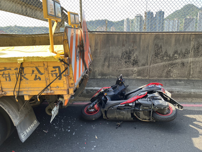 23歲黃姓女子騎乘普通重機車行經民權路關渡橋引道，疑未注意車前狀況與一旁道路施工的工程車發生碰撞。（圖／警方提供）