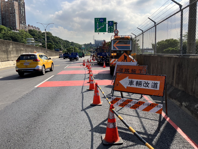 23歲黃姓女子騎乘普通重機車行經民權路關渡橋引道，疑未注意車前狀況與一旁道路施工的工程車發生碰撞。（圖／警方提供）