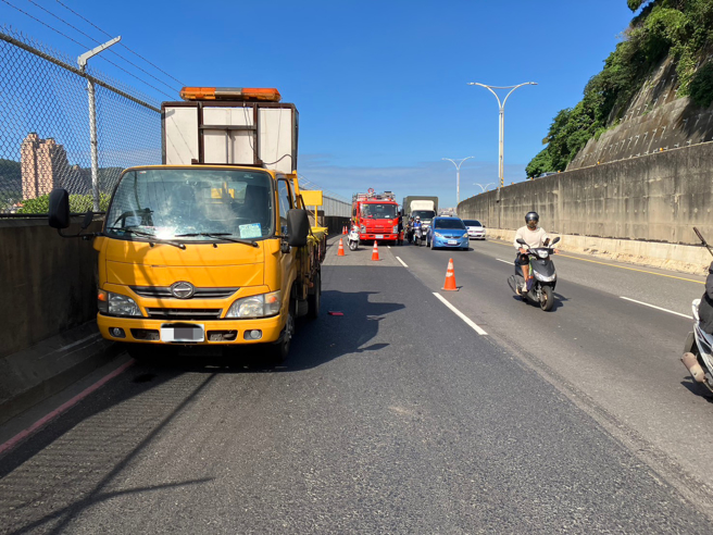 23歲黃姓女子騎乘普通重機車行經民權路關渡橋引道，疑未注意車前狀況與一旁道路施工的工程車發生碰撞。（圖／警方提供）
