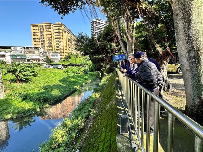 水利局長宋德仁向第二河川分署分享瓦磘溝寶貴的整治經驗。（新北市水利局提供）