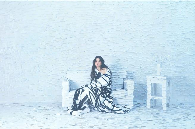 Ella15日推出新單曲，用心打造亮眼造型。（勁樺娛樂提供）