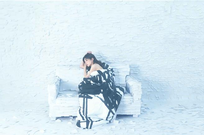 Ella15日推出新單曲，用心打造亮眼造型。（勁樺娛樂提供）