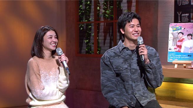 宇珊（左）與風田上節目分享出道以來的心路歷程。（年代提供）