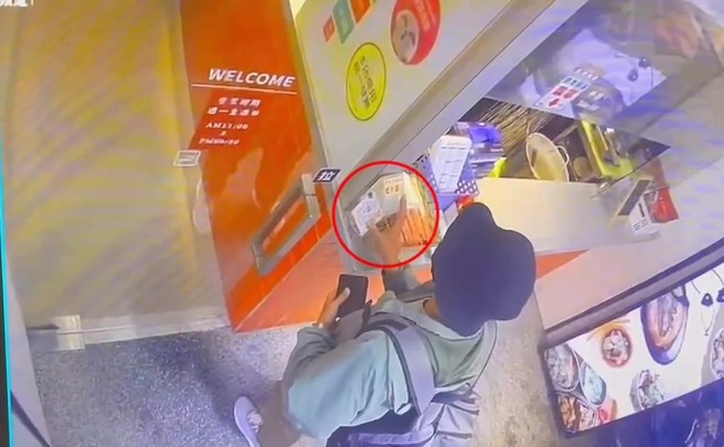 台北市1名45岁杨姓工人，日前搭乘捷运到忠孝新生站，在附近小吃店购买餐点时偷走捐款箱。（翻摄画面）