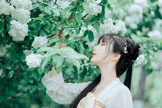 古代妃子被宠幸后，之所以会有宫女、太监在一旁搀扶，其实是为了炫耀。（示意图／达志影像）