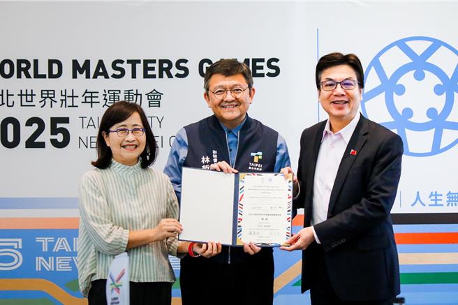 2025雙北世界壯年運動會今（15）日召開第六次委員會議，由兼任副主任委員的新北市副市長劉和然（右）、台北市副市長林奕華（左）主持，並頒發組織委員給台北市副祕書長林哲宏。（資料照）