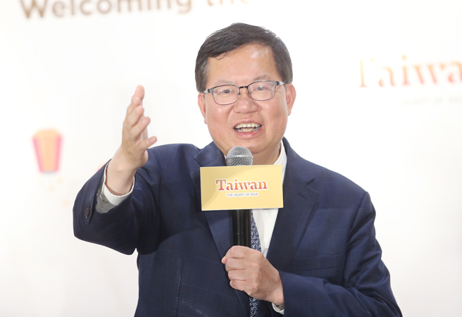 「第600万名来台国际旅客欢迎仪式」15日在桃园机场举行，行政院副院长郑文灿致词时说，希望明年3月团客可前往大陆观光，也期盼两岸互相开放。（范扬光摄）