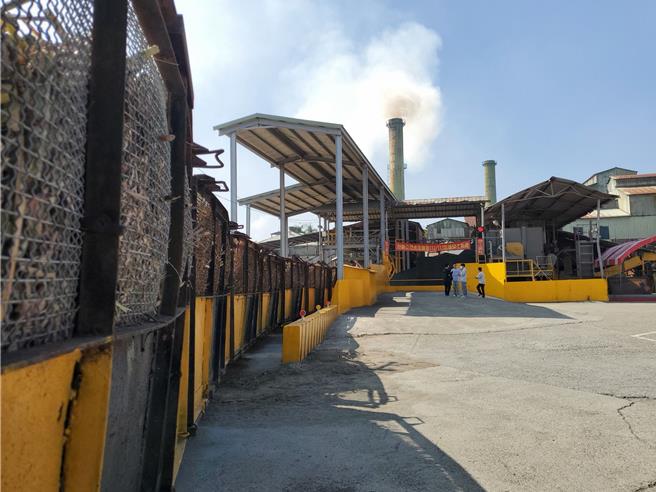 虎尾糖厂今年的制糖期15日正式展开，五分车一早已满载甘蔗回到厂区等候被制成糖。（周丽兰摄）