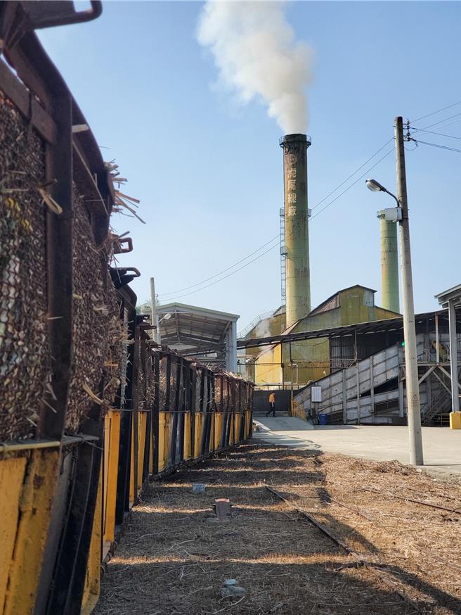100多年来深植虎尾镇民的虎尾印象是吐着浓郁蔗香白烟的糖厂烟囱。（周丽兰摄）