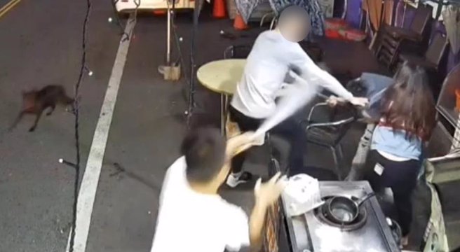 埔里攤商夫婦8日深夜遭「棒球隊」持棍棒、噴辣椒水圍毆，流浪狗嚇到逃竄。（民眾提供／楊靜茹南投傳真）