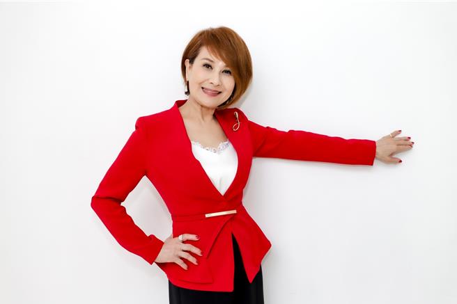 向娃7年沒演戲了，客串《愛的榮耀》飾演珠寶設計師。（民視提供）