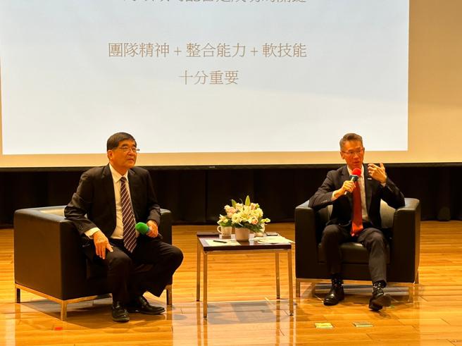 杨俊毓（左）陪同高为元（右）与学生对谈。（图片来源：高医大提供）