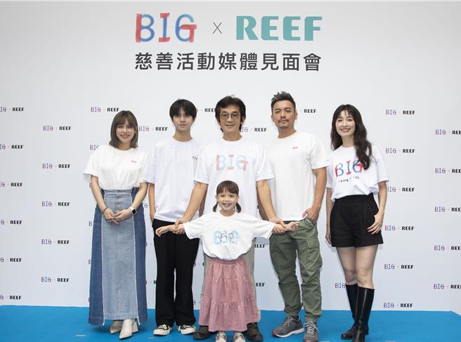 夏宇童（左起）、郭大睿、导演魏德圣、范逸臣、田中千绘、努拉（前）出席电影《BIG》慈善记者会。（REEF提供）