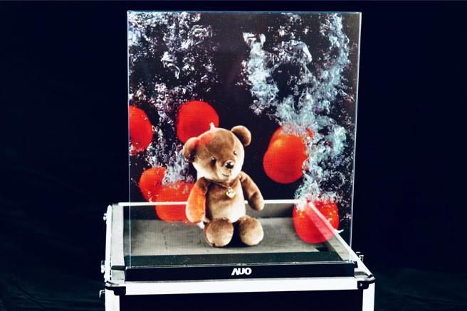 友達以次世代Micro LED顯示技術打造之透明顯示器，具備高穿透、低繞射、高亮度、可拼接之特性，可廣泛應用於智慧移動、零售、育樂和醫療等多元場域  。圖／友達提供