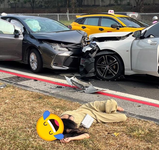 昨天發生在高雄金鼎路，白色BMW直接從對向車道逆向撞擊黑車。（翻攝臉書社團「重機車友 ❘ 各區路況天氣、資訊分享中心」）