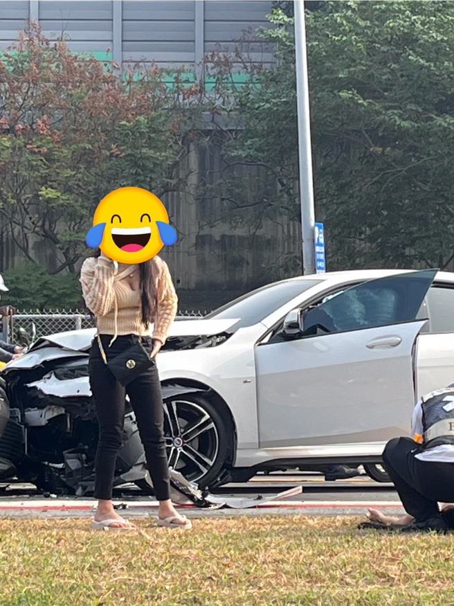 昨天發生在高雄金鼎路，白色BMW直接從對向車道逆向撞擊黑車。（翻攝臉書社團「重機車友 ❘ 各區路況天氣、資訊分享中心」）