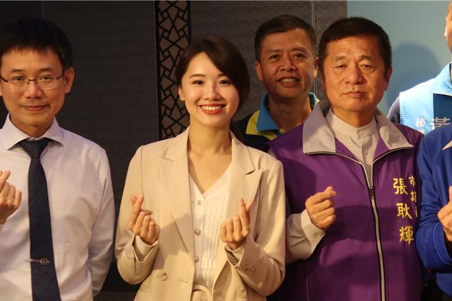 基隆市政府於本15日辦理「112年長照服務績優人員表揚活動」，長期投入照護的營養師市議員許睿慈（左二）肯定市府表揚照服員的做法，並建議可增設留任獎勵金，給照服員最實質的鼓勵。（許睿慈辦公室提供／徐佑昇基隆傳真）