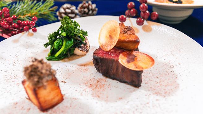 「澳洲纯血9＋和牛上盖罗西尼风味」选用老饕肉部位，搭配法国鸭肝及黑松露酱汁，呈现经典的顶级罗西尼风味。(北投丽禧温泉酒店提供)